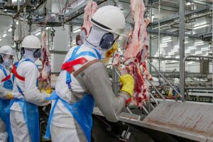 NO BAR: Mulher vê marido de mãos dadas com outra e ainda leva surra