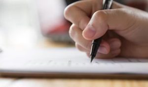 NO BAR: Mulher vê marido de mãos dadas com outra e ainda leva surra